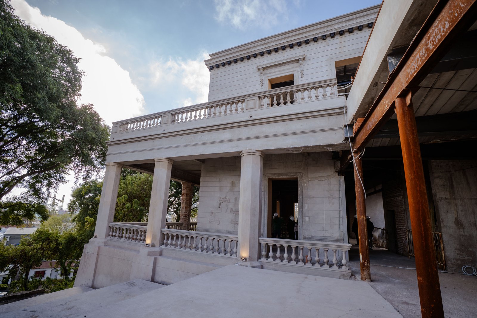 Galería restaurada de la Casa de los Costa junto a la nueva sede del HCD en obra