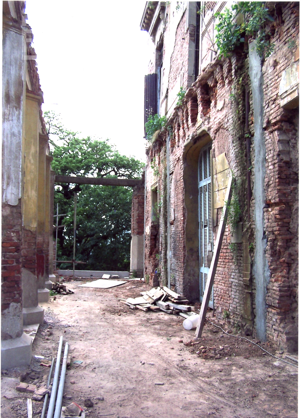 Pasillo interior en ruinas, 2004